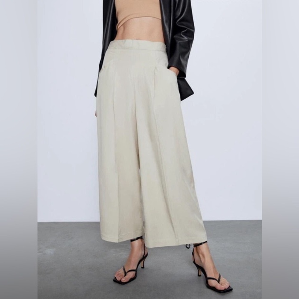 Wide-Leg Crop Pants in Light Beige